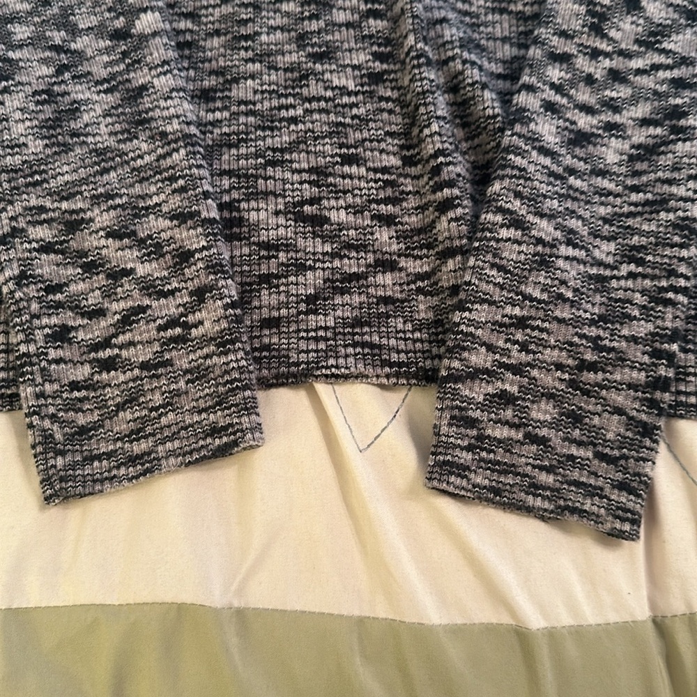 Nine West v neck sweater size small - Picture 6 of 7
